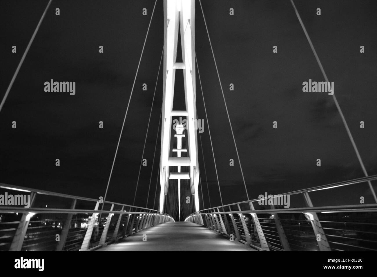 Colpisce, in bianco e nero notte tempo immagine del bellissimo ponte Infinity mentre illuminato, in Stockton-on-Tees, Teesside, UK. Foto Stock
