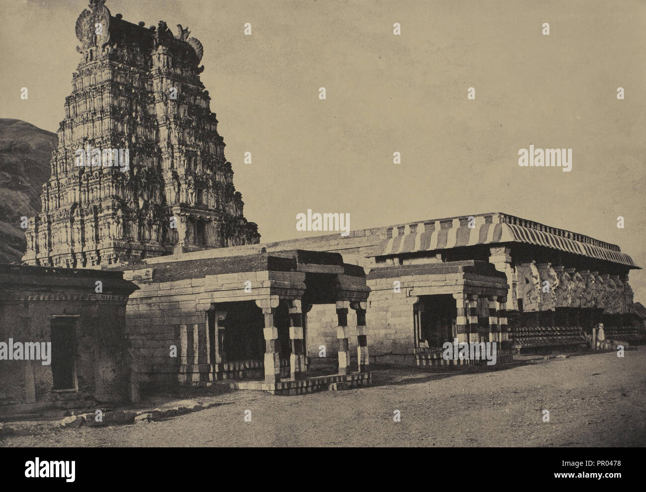 Secunder malese. Pagoda Therooparungoonrum ai piedi della collina; Capt. Linnaeus trippa, inglese, 1822 - 1902, Madura, India Foto Stock