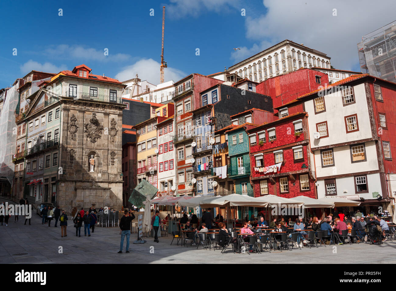 Porto/Portogallo - Marzo 12, 2018: persone sedute in vecchi cafe. Foto Stock