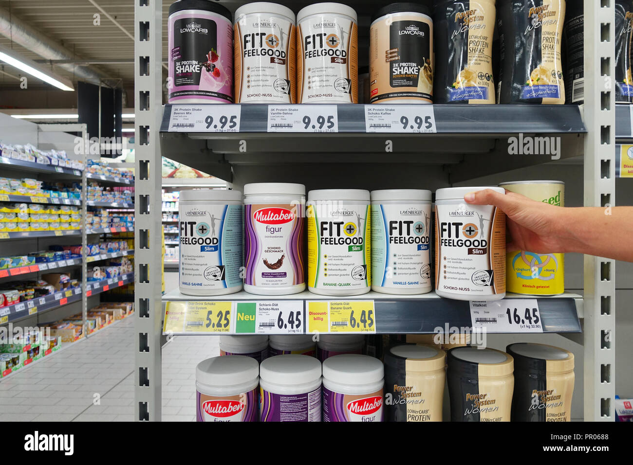 Proteina di elevata bevande e supplementi di bodybuilding in un supermercato Foto Stock