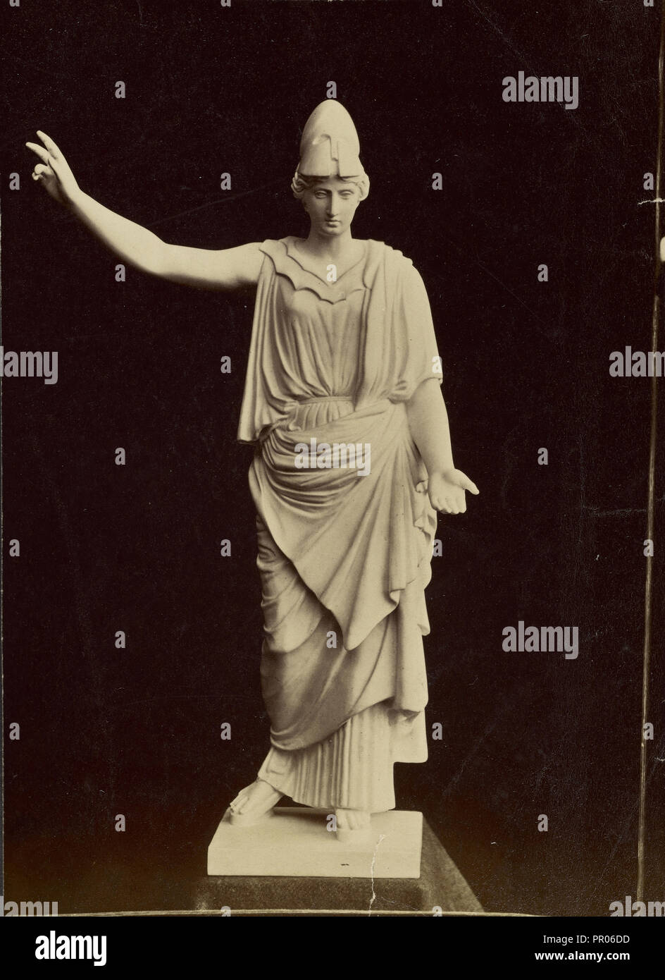 Statua di figura femminile nel casco militare; circa 1870 - 1890; albume silver stampa Foto Stock