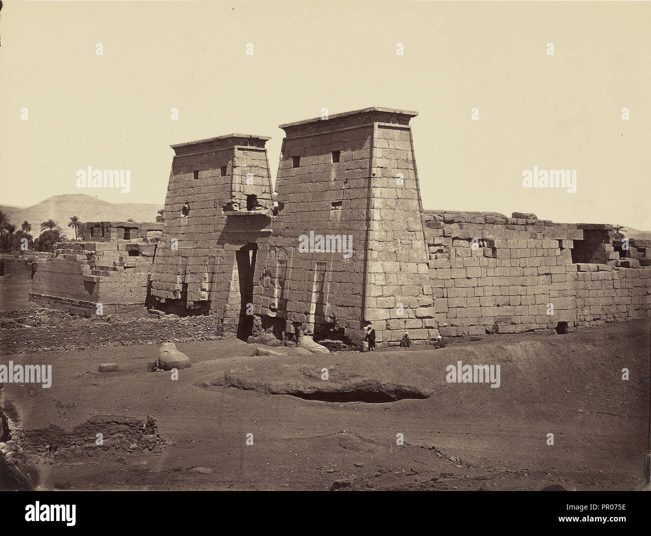 Vue generale du Temple de Ramesse III, Karnak, Tebe; Félix Bonfils, francese, 1831 - 1885, Tebe, Egitto; 1872; albume argento Foto Stock