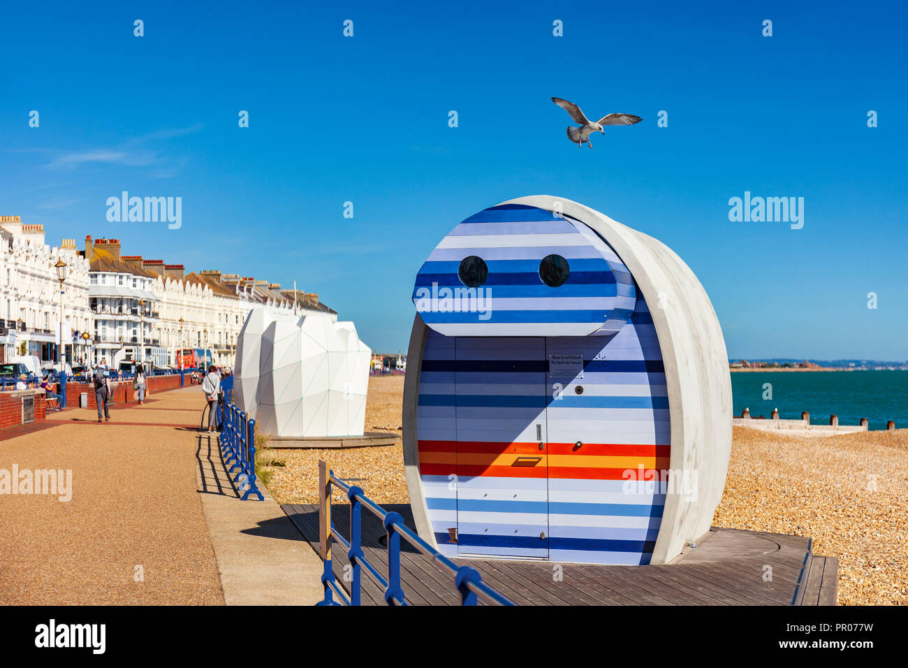 Iconico "PY" in vetro per noleggio beach hut sul lungomare di Eastbourne. Foto Stock