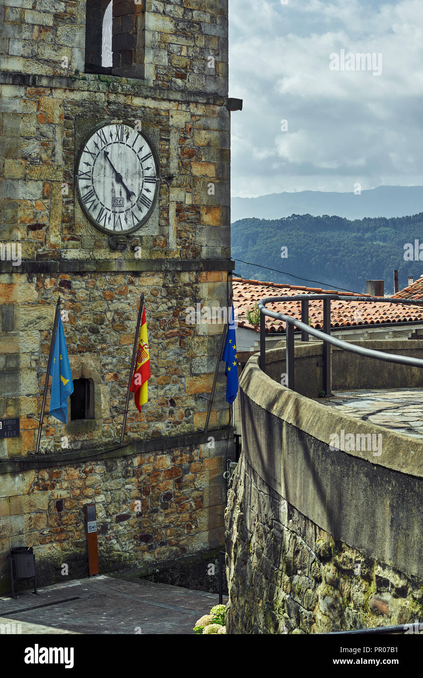 Orologio con una sola mano sulla Torre del Reloj. Lastres, Colunga, Principato delle Asturie. Spagna, Europa Foto Stock