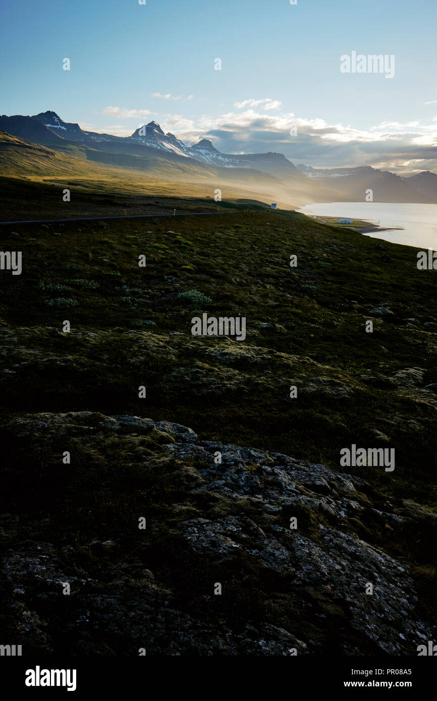 Il paesaggio e le montagne dei fiordi orientali lungo la costa dell'Islanda orientale. Foto Stock