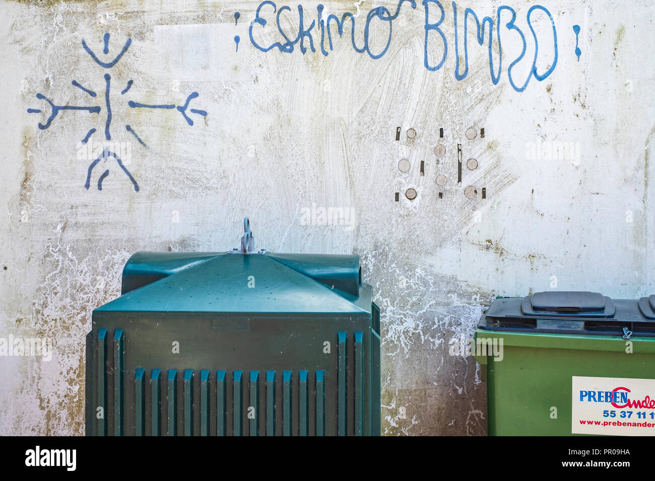 Contenitori per rifiuti e graffito dicendo ESCHIMESE BIMBO, Harbolle Havn sull isola Moen, Danimarca, Scandinavia, Europa. Foto Stock