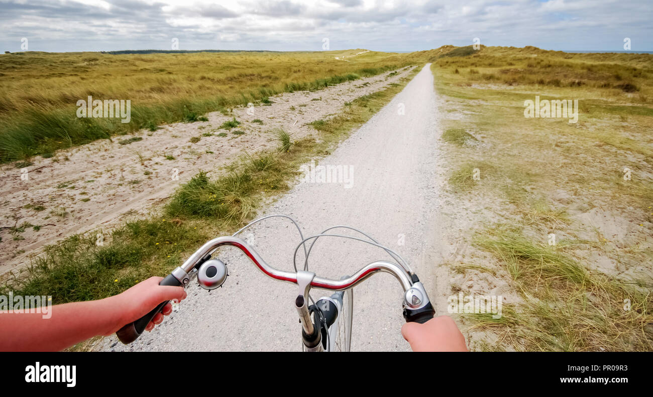 Una corsa in bicicletta attraverso il frisone Isola di Vlieland, situato nel mare di Wadden al largo della costa dei Paesi Bassi. Foto Stock