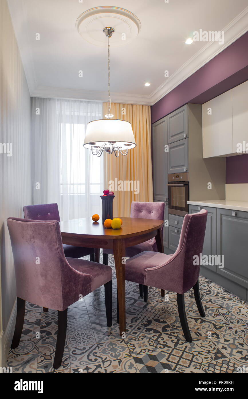 Cucina moderna con interni in stile rivista Foto Stock