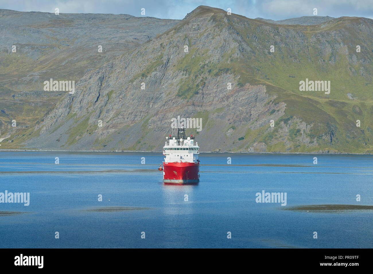 Il lontano SABRE - RIMORCHIATORE OFFSHORE/alimentazione nave, ad ancorare vicino il norvegese Capo Nord (Nord Kapp), alta al di sopra del Circolo Polare Artico, Norvegia. Foto Stock
