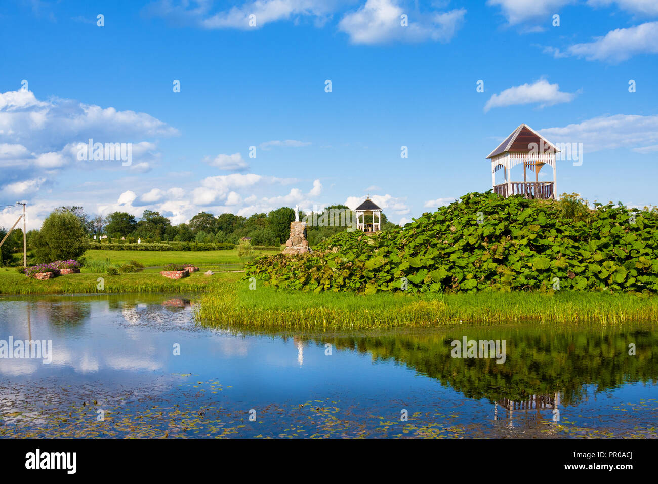 Mosar, Bielorussia - Agosto 17, 2018: bellissimo parco con sculture e stagno vicino Chiesa di Sant'Anna in Mosar, Bielorussia, il sito della missione dei Gesuiti Foto Stock