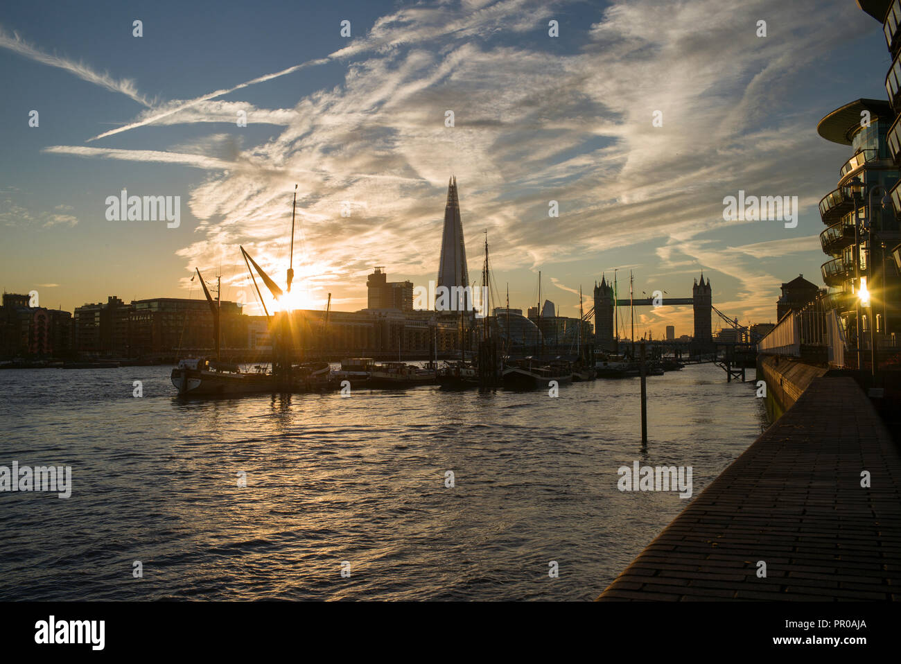 London, England Regno Unito. Il Tower Bridge e la Shard e il fiume Tamigi con Thames chiatte al Tramonto Tramonto. 27 sett 2018 Foto Stock