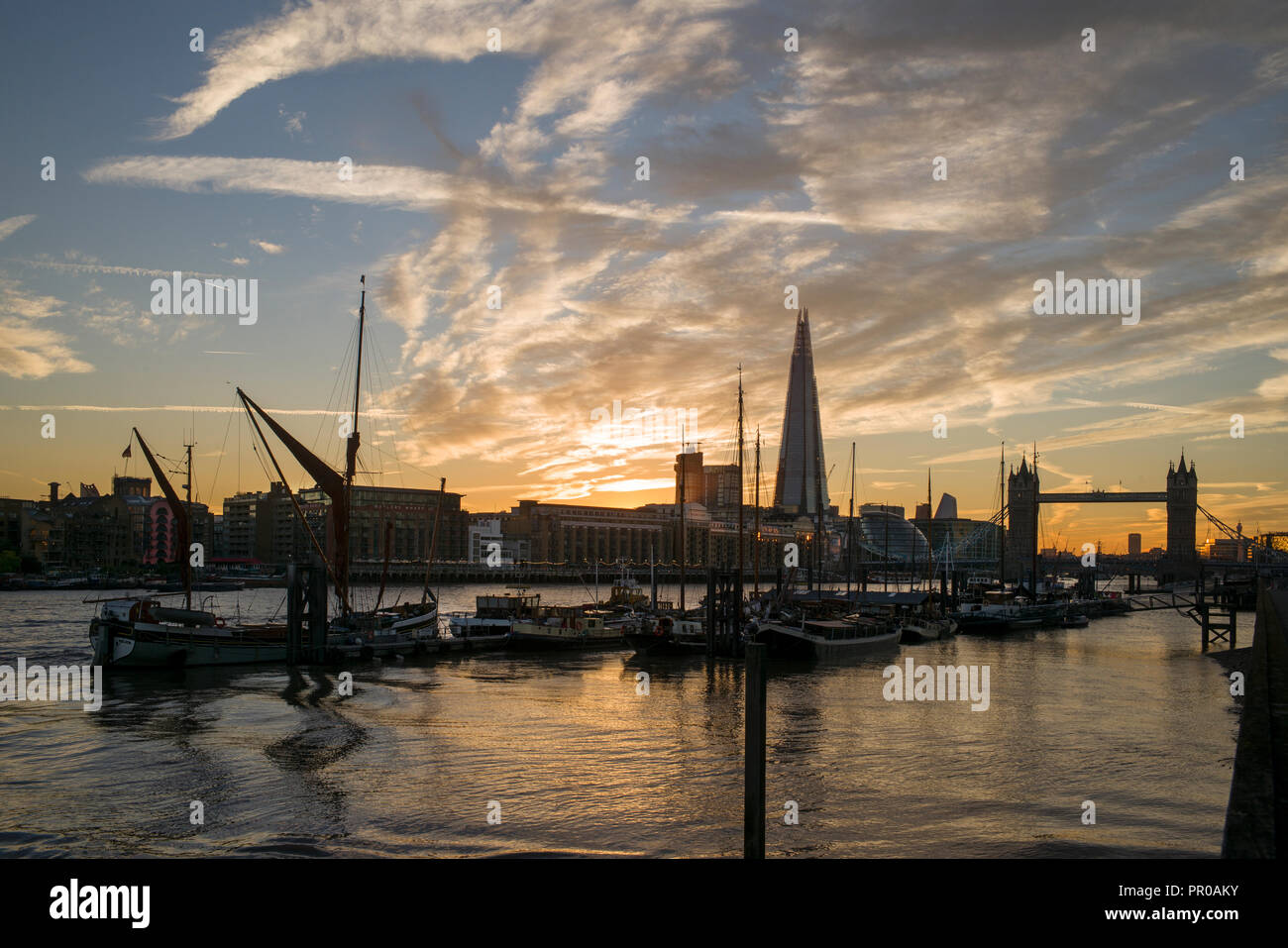 London, England Regno Unito. Il Tower Bridge e la Shard e il fiume Tamigi con Thames chiatte al Tramonto Tramonto. 27 sett 2018 Foto Stock