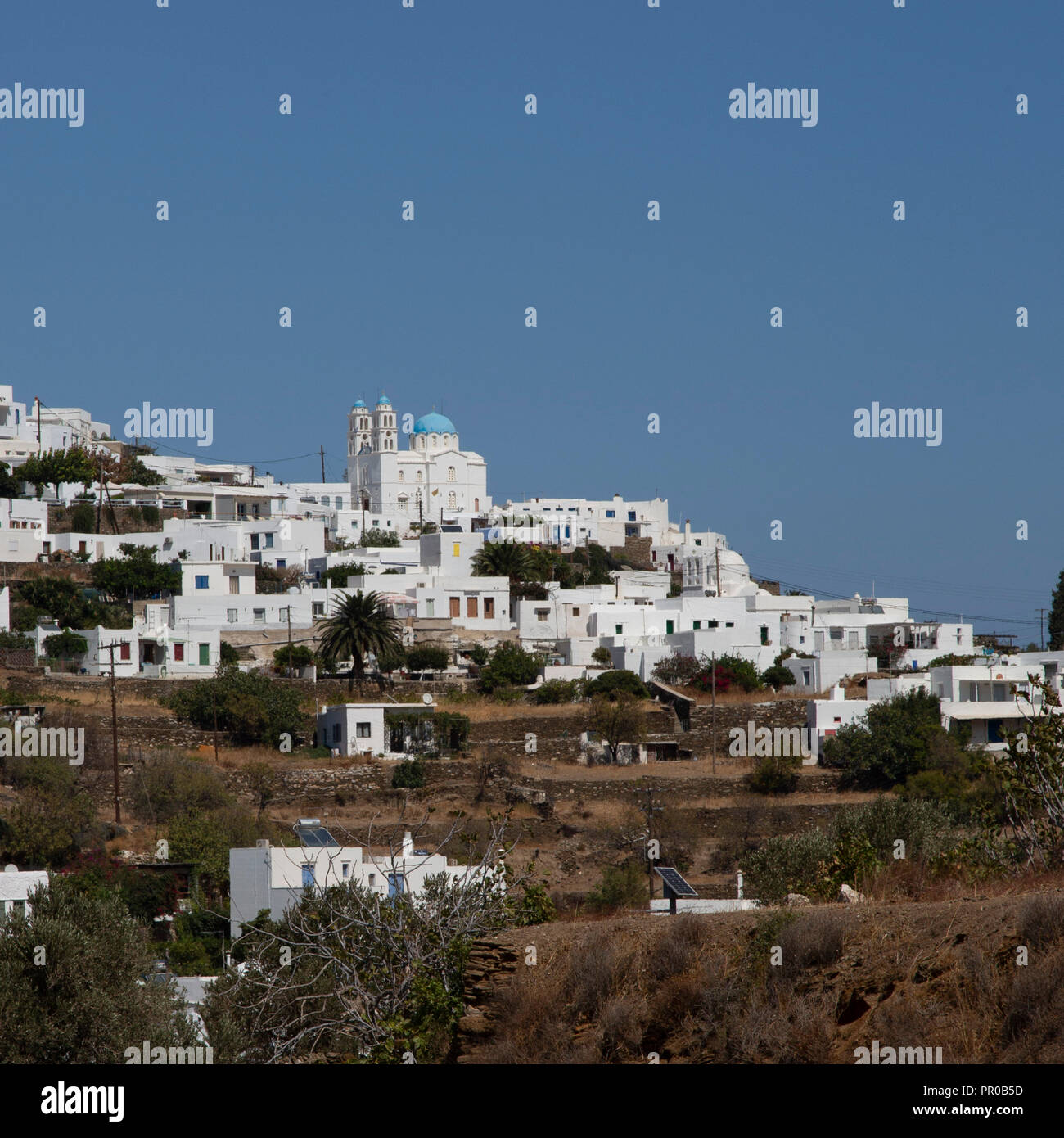 Il villaggio di Artemonas con la sua dominante chiesa sull'isola greca di Sifnos nelle Cicladi Foto Stock