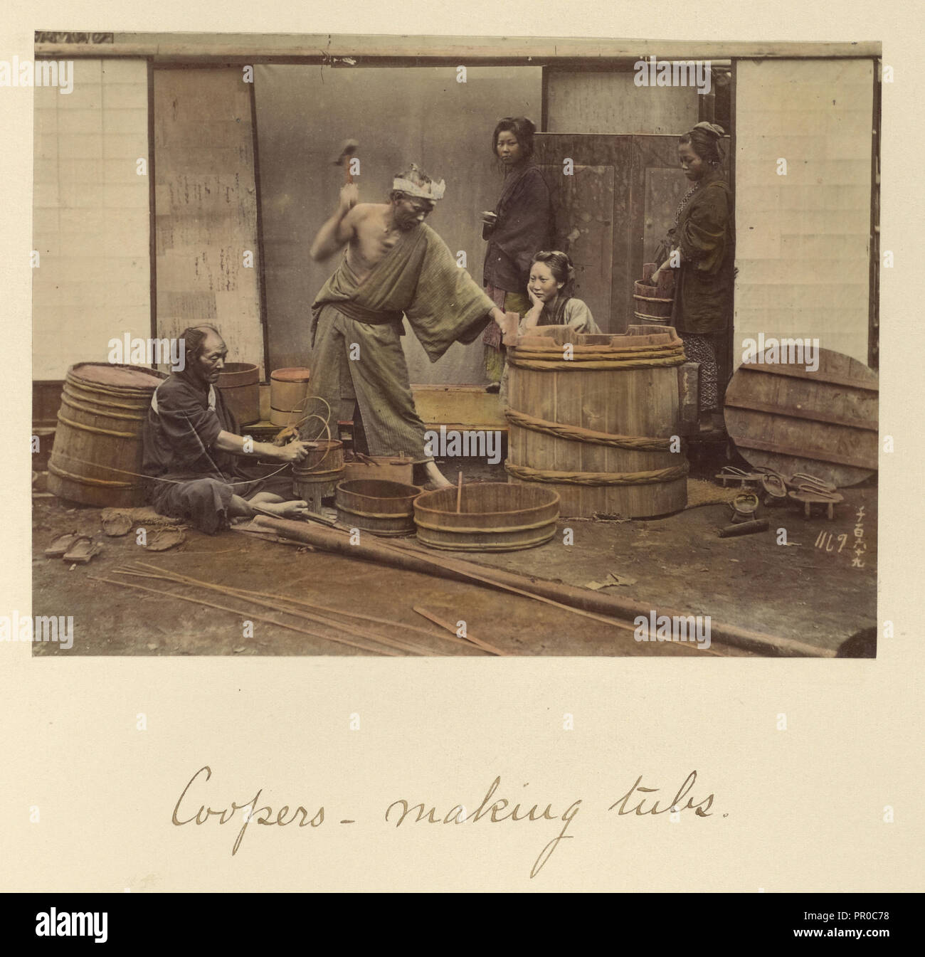 Coopers - realizzare vaschette; Shinichi Suzuki, Giapponese, 1835 - 1919, Giappone; circa 1873 - 1883; colorate a mano albume silver stampa Foto Stock