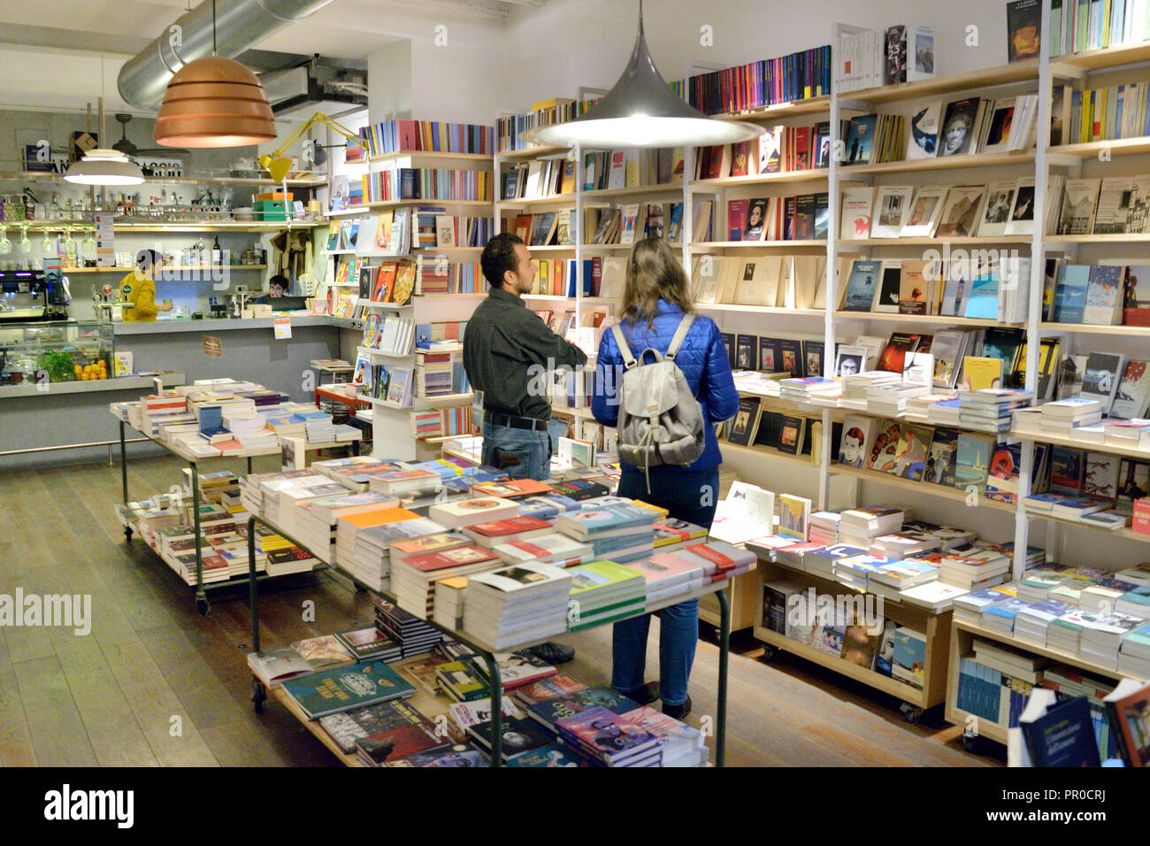 Persone alla ricerca di libri da leggere in libreria ripiani bookshop Foto Stock