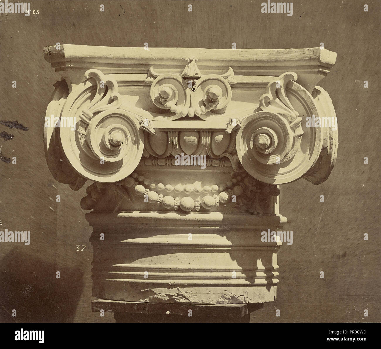 Chapiteau des colonnes du grand escalier; Louis-Émile Durandelle, francese, 1839 - 1917, Parigi, Francia; circa 1875; albume d'uovo Foto Stock
