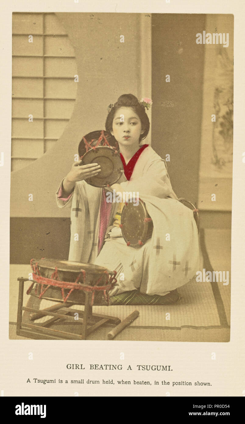 Ragazza battendo un Tsugumi; Kazumasa Ogawa, Giapponese, 1860 - 1929, 1897; colorate a mano albume silver stampa Foto Stock