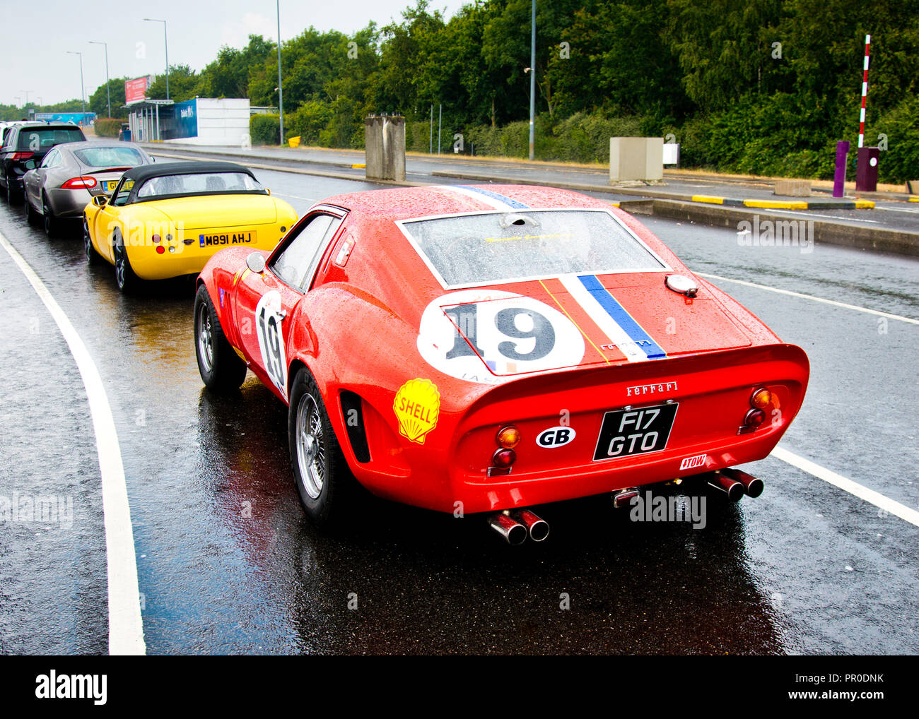 Vista posteriore di una verniciatura Ferrari 250 GTO realizzata in colori nazionali francesi, in attesa di salire a bordo del tunnel Euro, treno per la Francia, Foto Stock