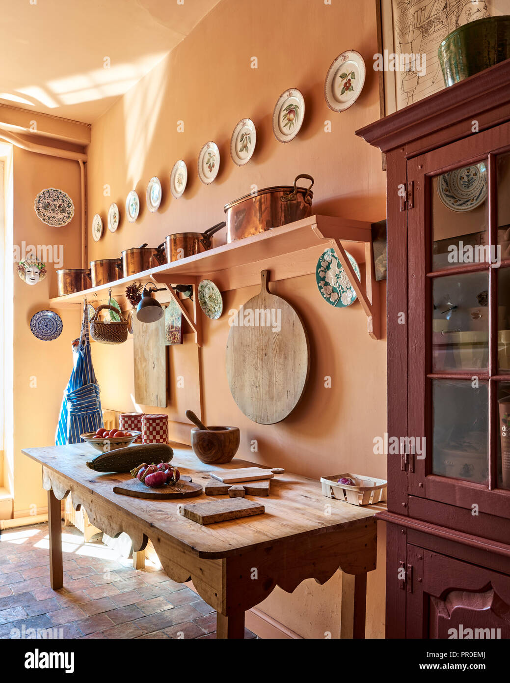 Casale rustico cucina con grande tagliere e pentole in rame Foto