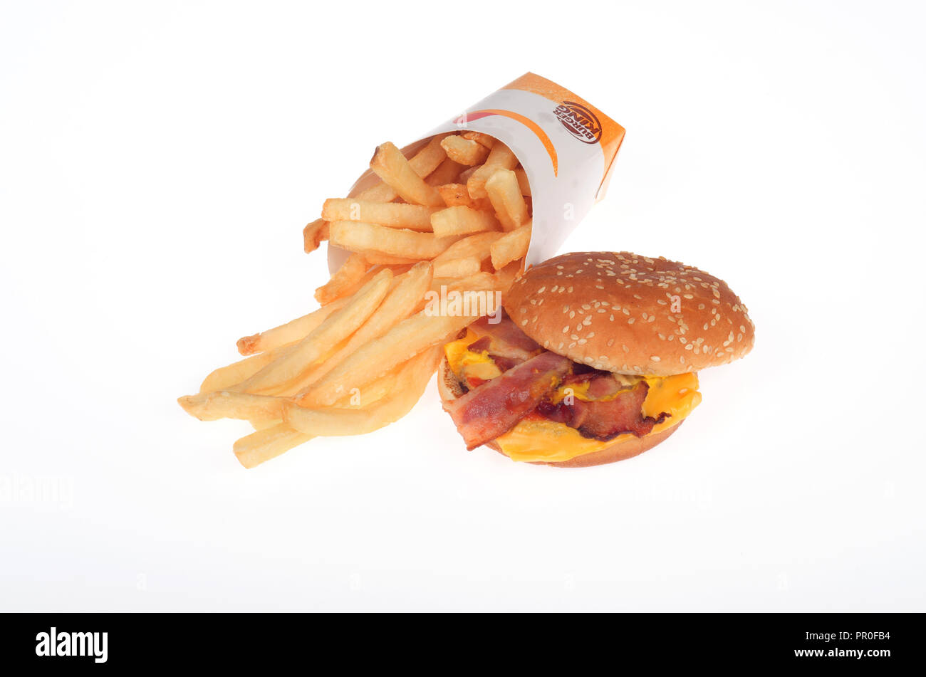 Burger King bacon cheeseburger e patatine fritte su sfondo bianco Foto Stock