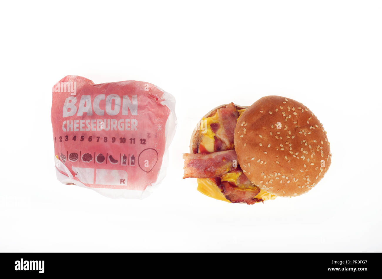 2 Burger King Bacon cheeseburger uno aperto e 1 in involucro su sfondo bianco Foto Stock