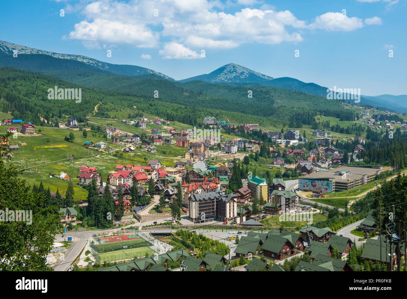 Vista sulla Bukovel ski resort, Carpazi, Ucraina, Europa Foto Stock