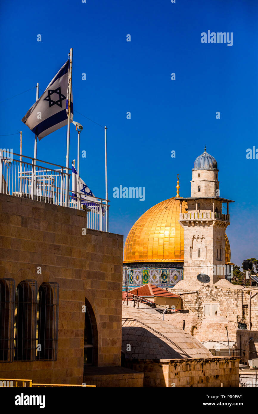 Bandiera israeliana e la Cupola della roccia, Sito Patrimonio Mondiale dell'UNESCO, Gerusalemme, Israele, Medio Oriente Foto Stock