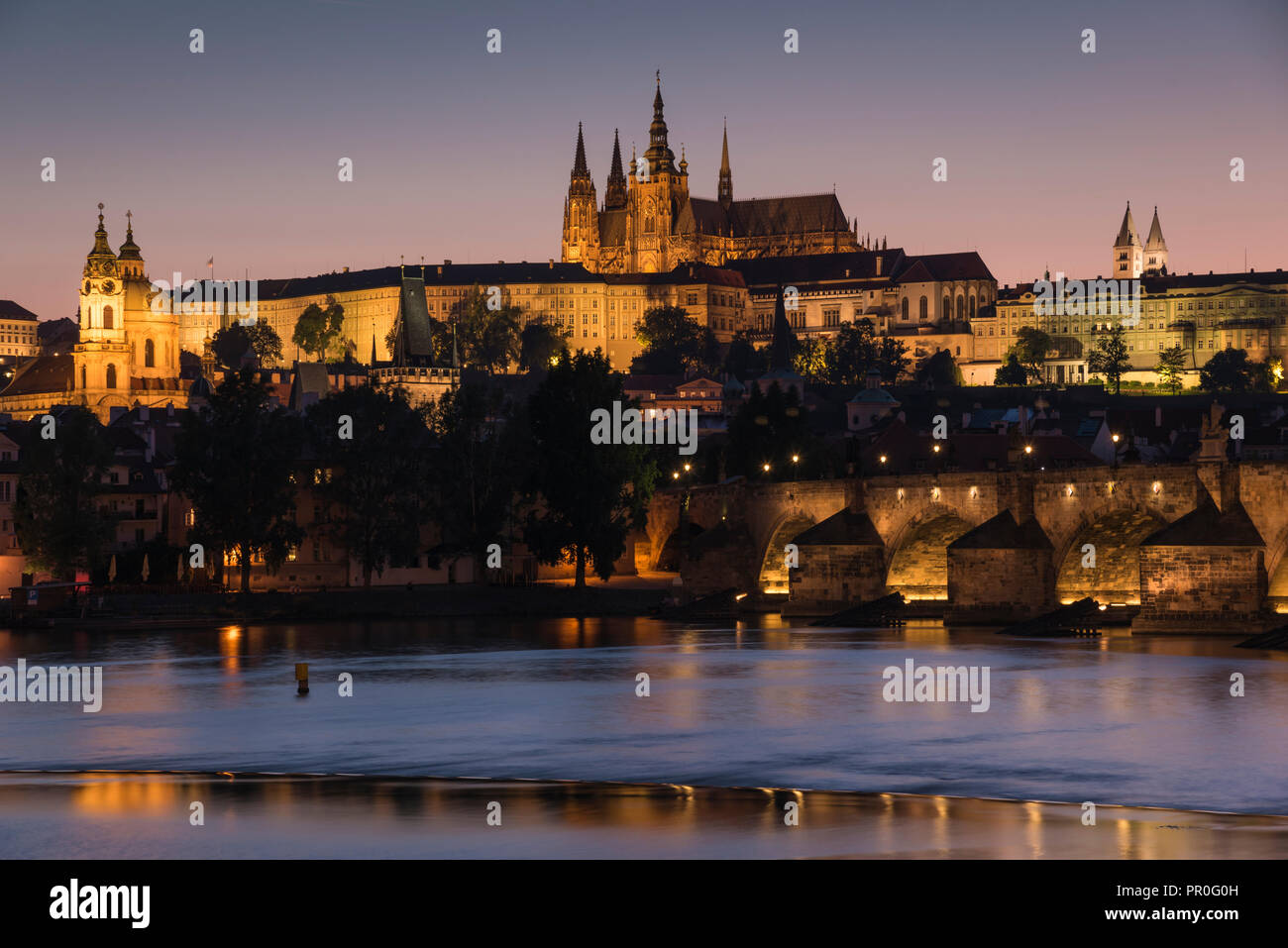 Il Castello di Praga e Ponte Carlo, Mala Strana e il fiume Moldava al crepuscolo, Sito Patrimonio Mondiale dell'UNESCO, Praga, Repubblica Ceca, Europa Foto Stock