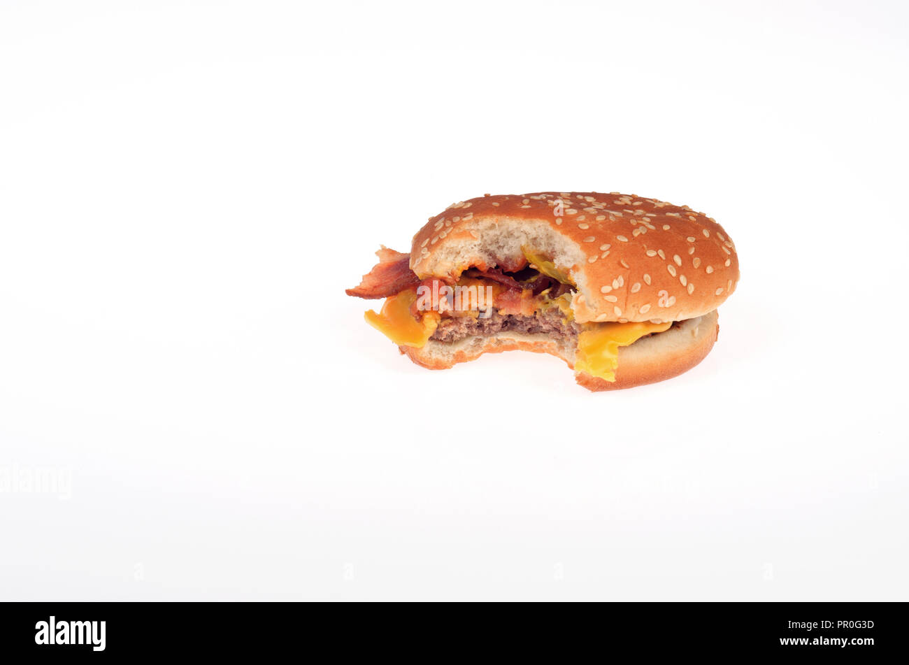 McDonalds Bacon cheeseburger con un morso prelevato su sfondo bianco Foto Stock