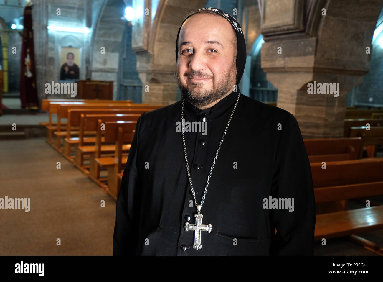 Abate Raban Youssif della Chiesa siro-ortodossa di San Matthias Monastero Mor Mattai nella pianura Ninive, nel nord Iraq, Curdo Regione Autonoma Foto Stock