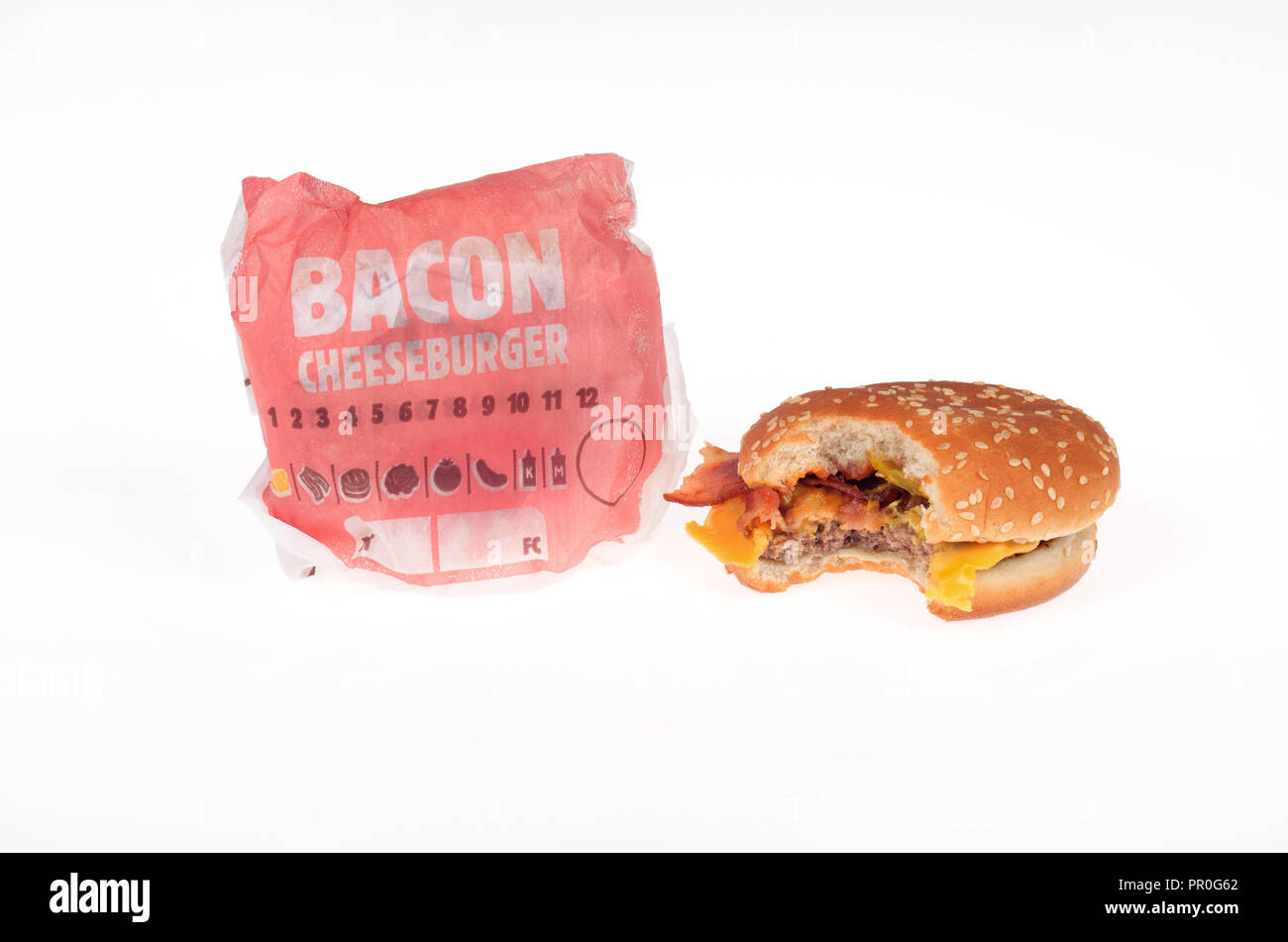 2 Burger King bacon cheeseburger, uno con un morso prelevato e uno in involucro Foto Stock