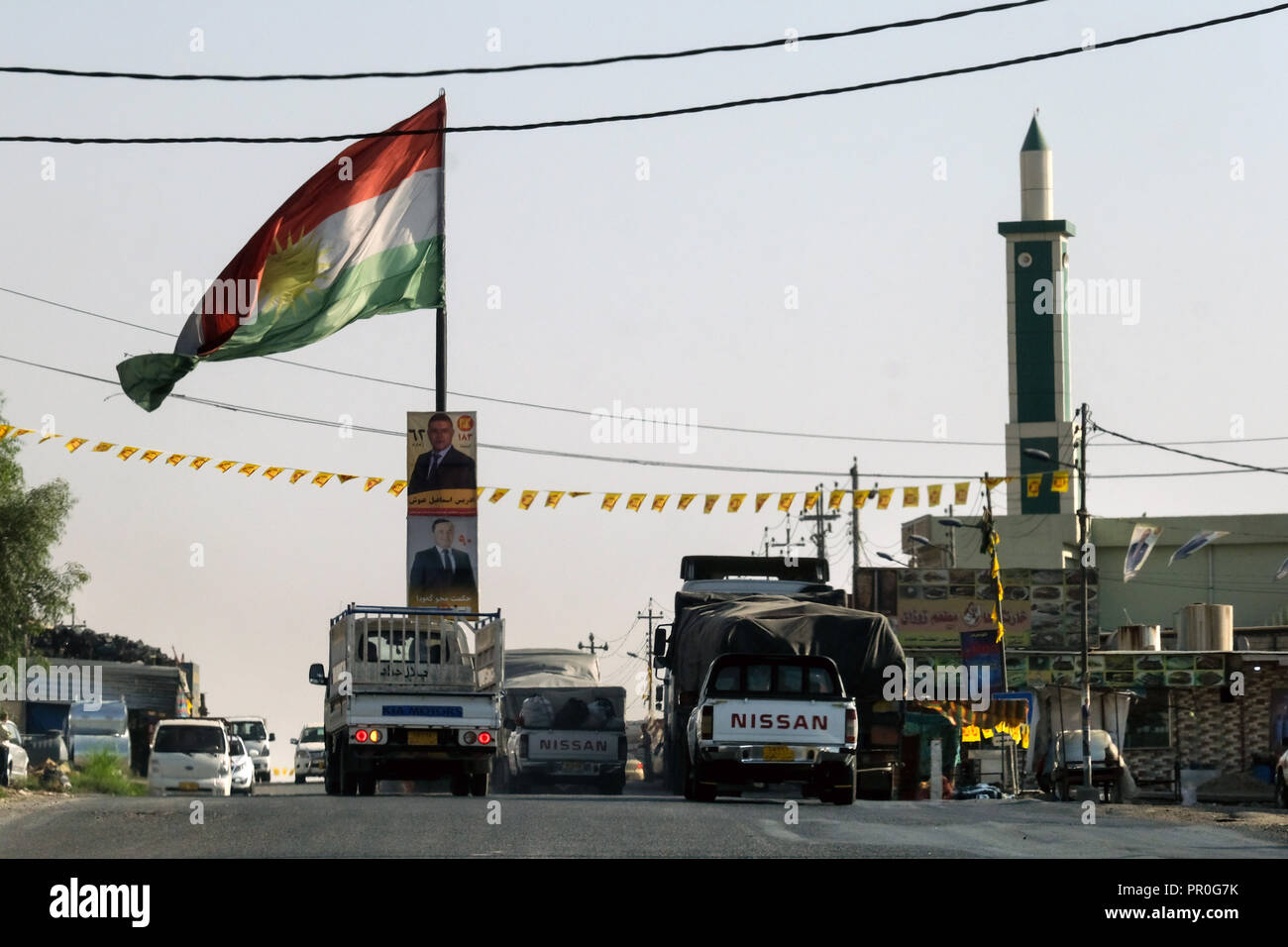 Bandiera del Kurdistan, moschea, scene di strada in pianura Ninive, nel nord Iraq, Kurdistan Foto Stock