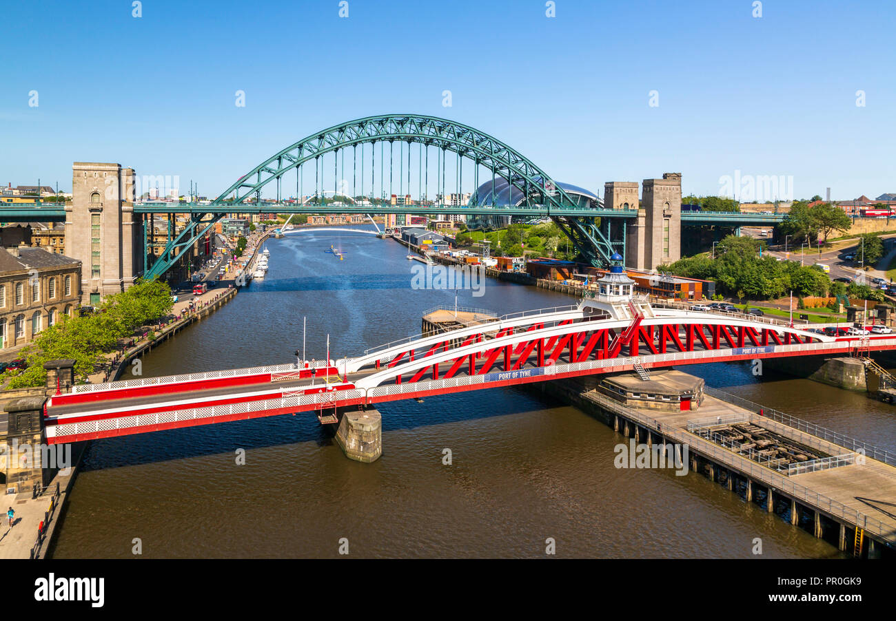 Fiume Tyne, Ponte Girevole, Tyne Bridge e chiesa di san Willibrord, Newcastle, Tyne and Wear, England, Regno Unito, Europa Foto Stock