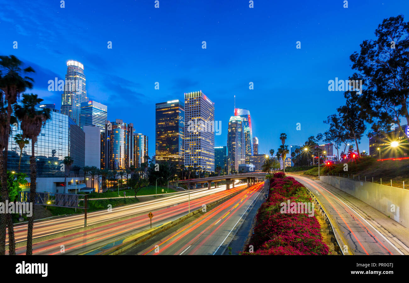 Quartiere finanziario del centro cittadino di Los Angeles e città trafficata autostrada di notte, Los Angeles, California, Stati Uniti d'America, America del Nord Foto Stock