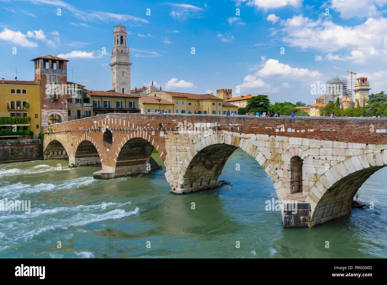 Ponte Pietra, la pietra arco romano ponte che attraversa il fiume Adige, Verona, Veneto, Italia, Europa Foto Stock