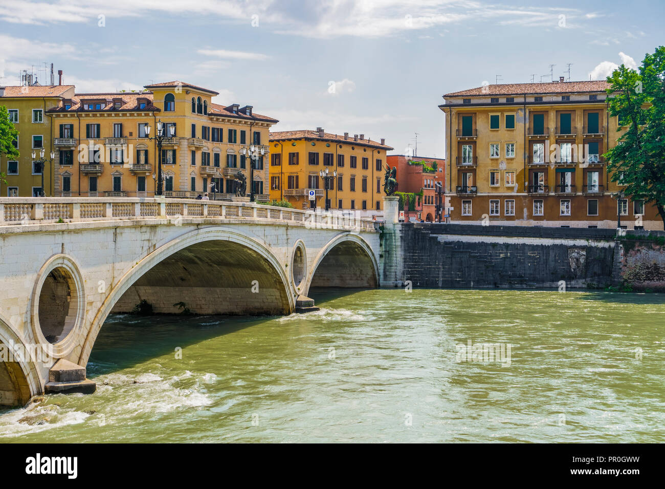 Vista del Ponte della Vittoria con edifici di sfondo sul fiume Adige, Verona, Veneto, Italia, Europa Foto Stock