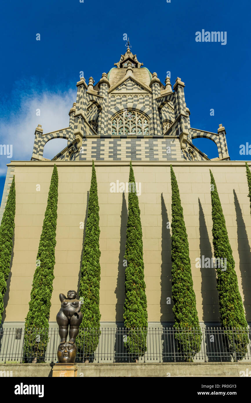 Una vista di Rafael Uribe Uribe Palazzo della Cultura con il Fernando Botero statua Pensamiento (pensiero) in primo piano, Medellin, Colombia Foto Stock