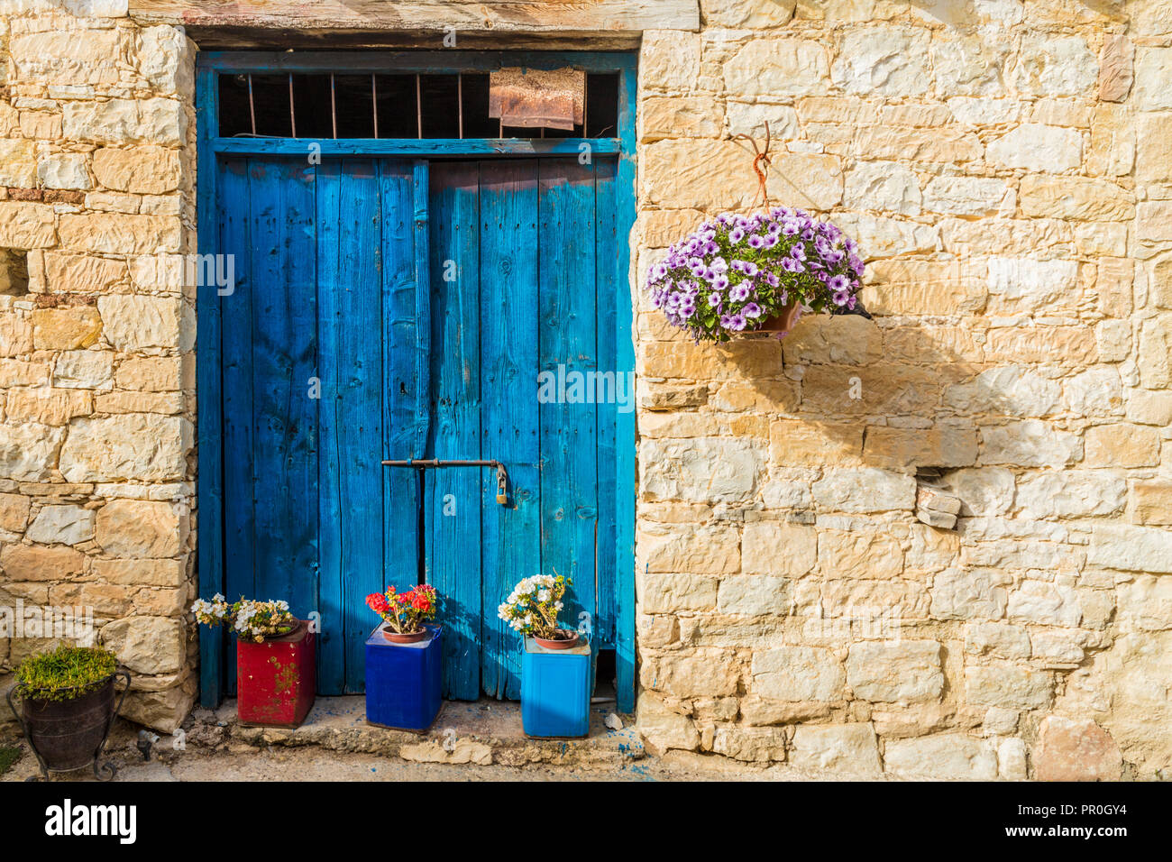 Una vista tipica di un edificio in tradizionale villaggio di Omodos in Cipro, Europa Foto Stock