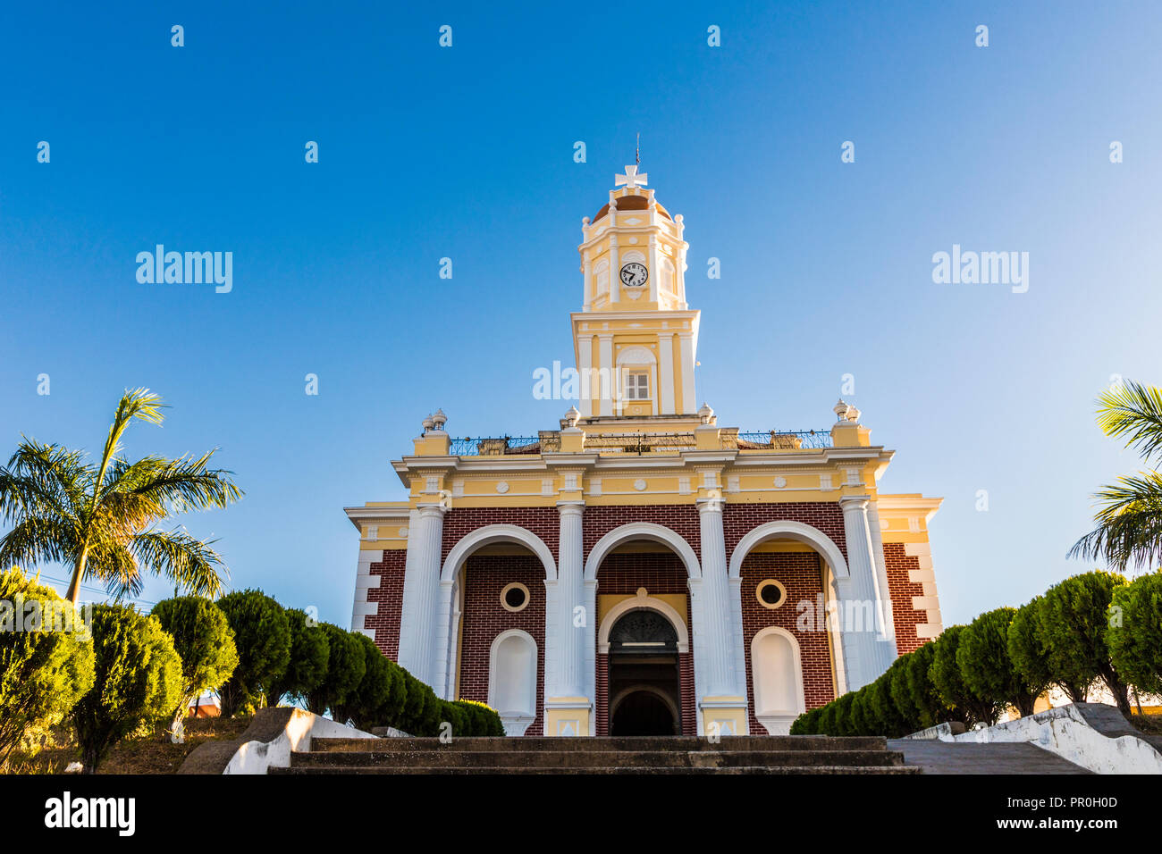Una vista frontale della chiesa di El Carmen, in Santa Ana, El Salvador, America Centrale Foto Stock