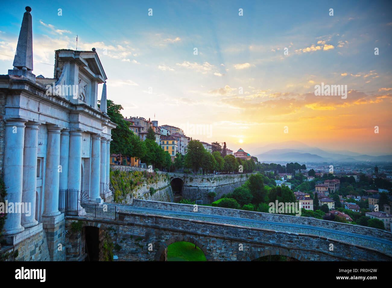 Vista sulla città da Porta San Giacomo, Città Alta (Città Alta), Bergamo, Lombardia, Italia, Europa Foto Stock