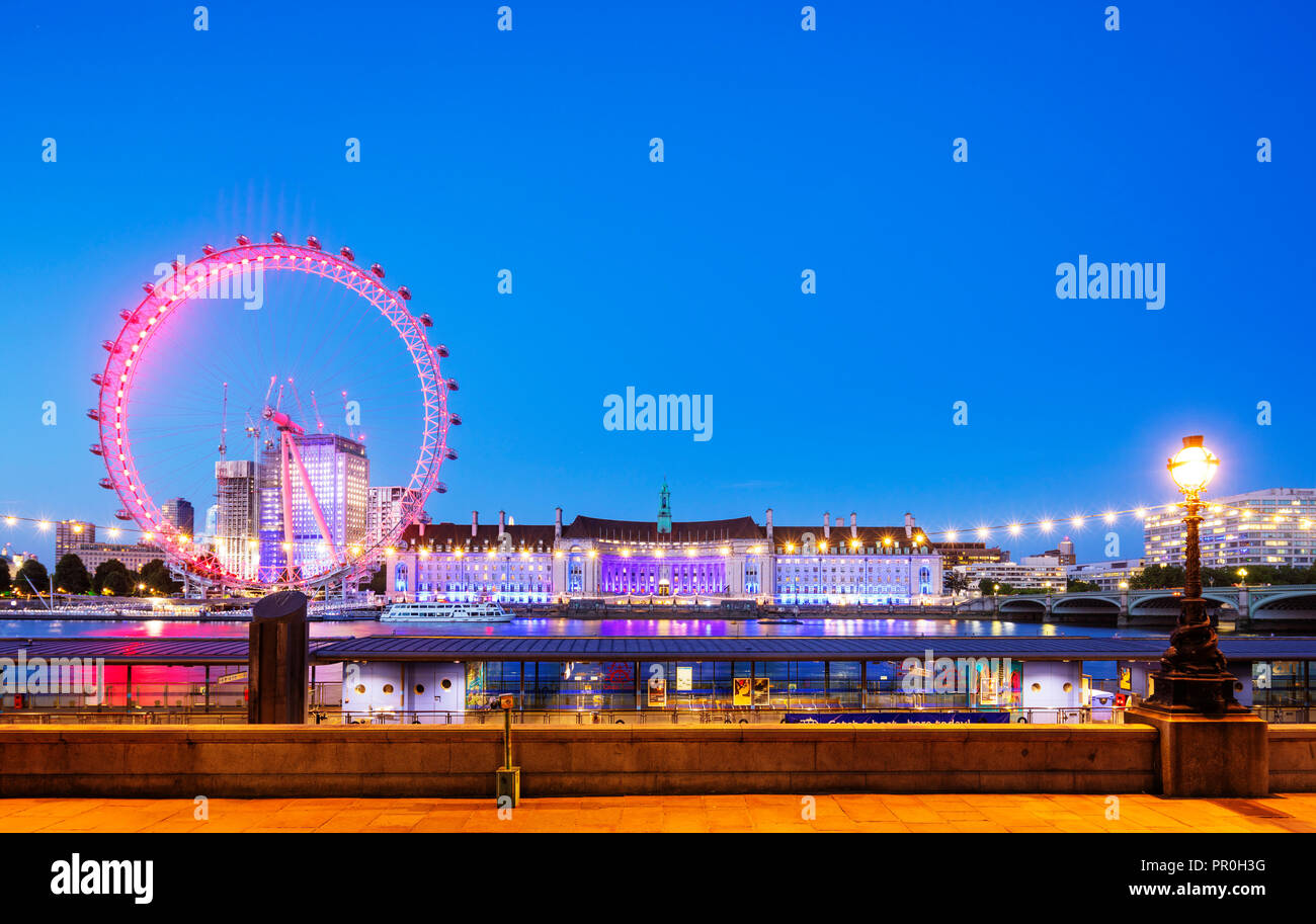 Il London Eye, una ruota panoramica sulla riva sud del Tamigi, London, England, Regno Unito, Europa Foto Stock