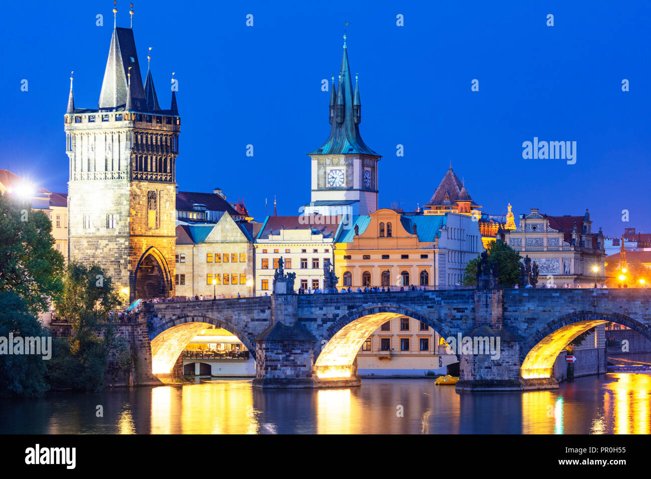 Il Ponte Carlo sul fiume Moldava, Praga, Sito Patrimonio Mondiale dell'UNESCO, Boemia, Repubblica Ceca, Europa Foto Stock