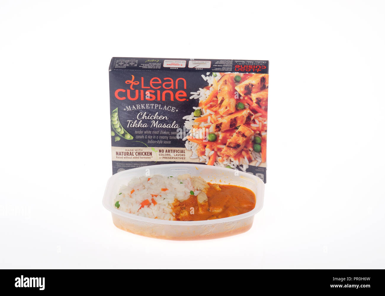 Cucina povera Pollo Tikka Masala pasto pronto con scatola e il cibo cotto il vassoio da Nestlé Foto Stock