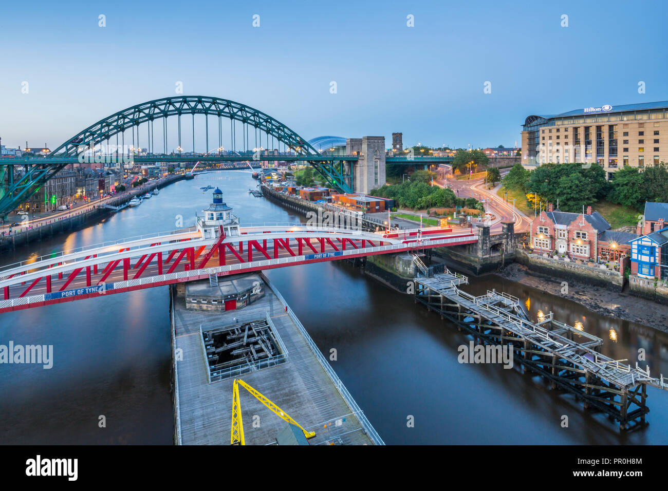 Vista del Tyne Bridge, ponte girevole e Tyne fiume al tramonto, Newcastle-upon-Tyne, Tyne and Wear, England, Regno Unito, Europa Foto Stock