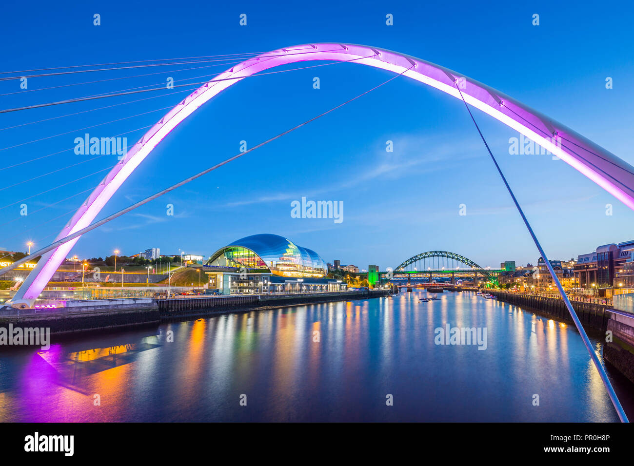 Vista del Fiume Tyne e Gateshead Millennium Bridge al tramonto, Newcastle-upon-Tyne, Tyne and Wear, England, Regno Unito, Europa Foto Stock