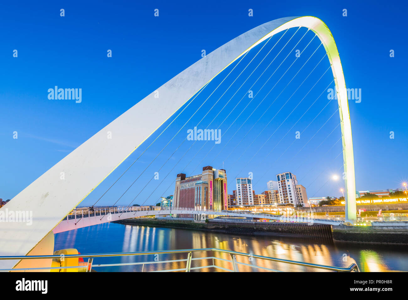 Vista del Fiume Tyne e Gateshead Millennium Bridge al tramonto, Newcastle-upon-Tyne, Tyne and Wear, England, Regno Unito, Europa Foto Stock