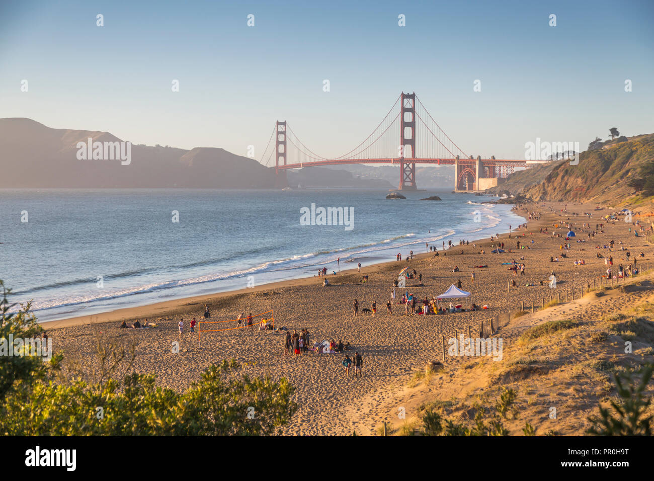 Vista del Golden Gate Bridge da Baker spiaggia al tramonto, South Bay, San Francisco, California, Stati Uniti d'America, America del Nord Foto Stock