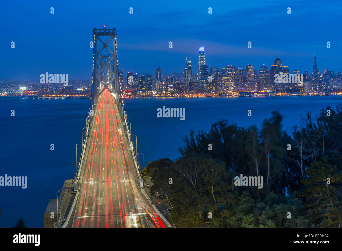 Vista della skyline di San Francisco e di Oakland Bay Bridge da Isola del Tesoro di notte, San Francisco, California, Stati Uniti d'America, America del Nord Foto Stock