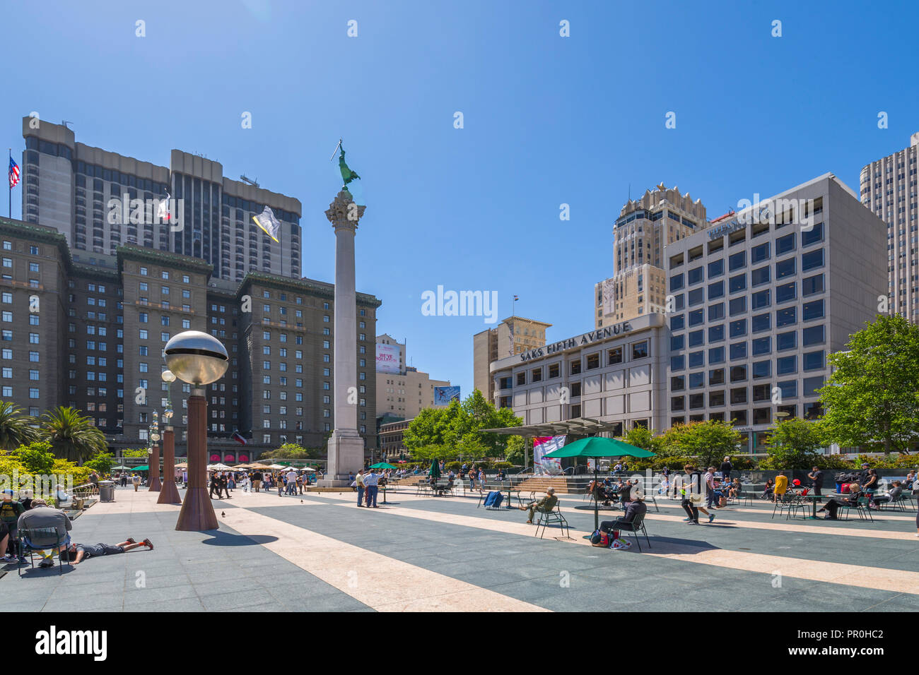 Vista degli edifici e i visitatori in Union Square di San Francisco, California, Stati Uniti d'America, America del Nord Foto Stock