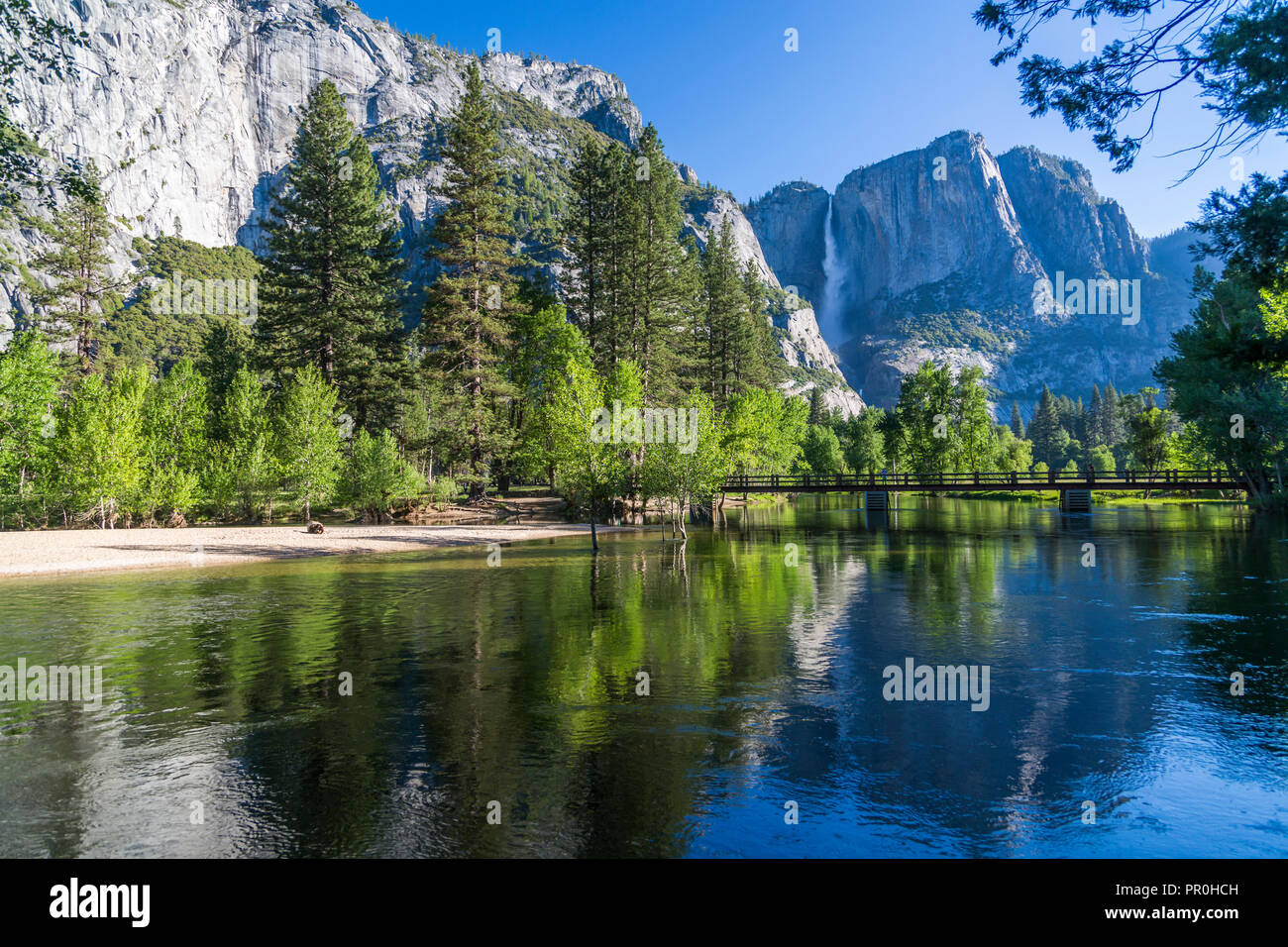 Vista del prato di cuochi e superiore di Yosemite Falls, del Parco Nazionale Yosemite, Sito Patrimonio Mondiale dell'UNESCO, California, Stati Uniti d'America, America del Nord Foto Stock